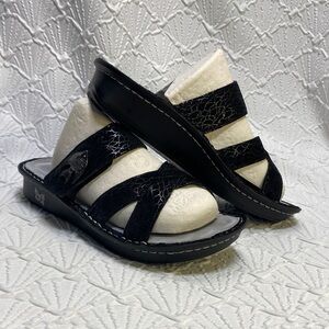 Alegria‎ Victoriah Lustrous Black Strappy Leather Chiappetta Slide Sandals comfy